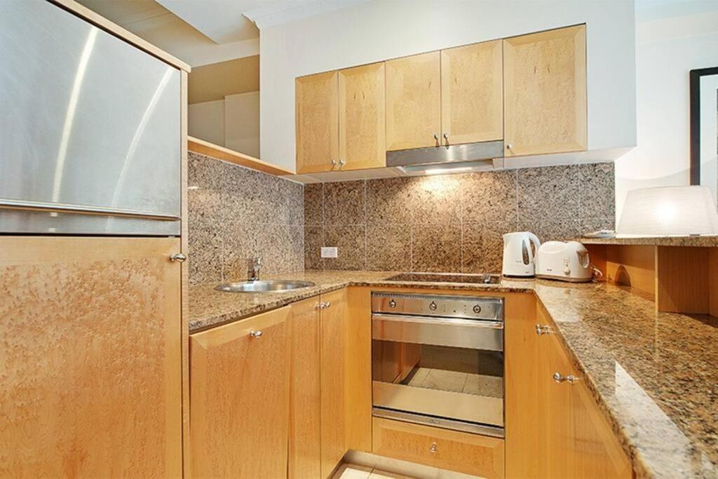 Fantastic Location - In Cbd Bon02617